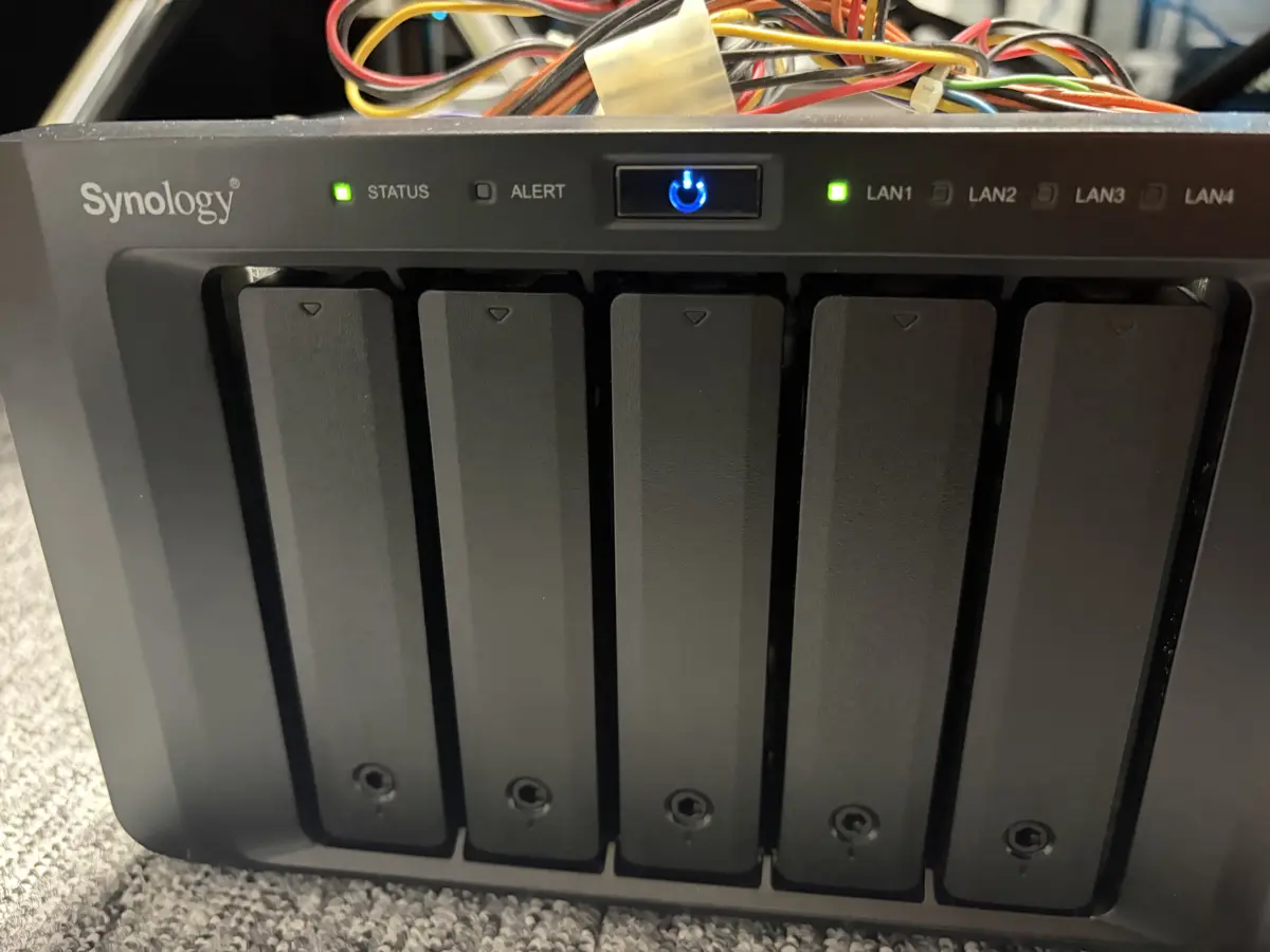 Synology DS1515+ 정면