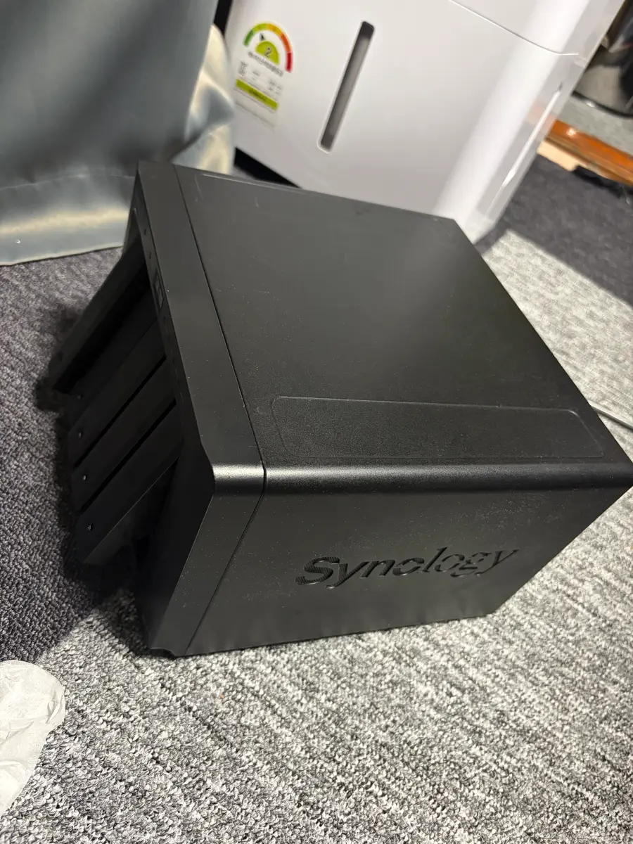 Synology DS1515+ 측면